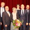 Der bisherige Berufsschulleiter Reinhard Vetter (3. von links) wurde verabschiedet: (von links) Wirtschaftsstaatssekretär Franz Josef Pschierer, Landrat Hans-Joachim Weirather, Vetter mit Frau Hannelore, Susanne Reif (Regierung von Schwaben), Nachfolger Georg Renner, Volker Zimmermann (IHK Schwaben), Sven Meyer-Huppmann (Stellvertreter) und Michael Neumann (Gesamtpersonalrat der Schule).