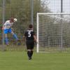 Der TSV Kirchheim (weiß-blaue Trikots) fertigte den FC Blonhofen im Heimspiel mit 6:0 ab. 	