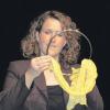 Susanne Haug zeigte bei der Gala „100 Magier in 100 Minuten“ einen Trick mit einem Stahlring und einem Seidenschal.