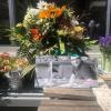 Blumen liegen vor dem verschlossenen Obst- und Gemüsestand auf dem Augsburger Stadtmarkt. Händler Markus Uhl ist im Alter von nur 44 Jahren gestorben.