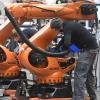 Roboter des Augsburger Herstellers Kuka helfen in der Industrie, die Produktion zu automatisieren und damit Kosten einzusparen.