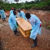 Bestattung eines Ebola-Opfers in Sierra Leone: Der WHO waren aus den von Ebola betroffenen Ländern Guinea, Liberia, Sierra Leone und Nigeria bis zum 20. August 1427 Todesfälle gemeldet.