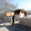 Ein Demonstrant schürt vor der Botschaft der Vereinigten Staaten ein Feuer. Mehrere Hundert Demonstranten haben die US-Botschaft in der Hauptstadt Bagdad attackiert und versucht, das Botschaftsgelände zu stürmen.