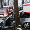 Am Samstagmorgen prallte ein junger Mann mit seinem Wagen aus bisher ungeklärter Ursache gegen einen Baum. 