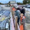 Bei der Besichtigung des barrierefreien Bahnhofs durch den Höchstädter Stadtrat im Oktober waren auch interessierte Bürger dabei. Aktuell wird viel gebaut in der Donaustadt. 