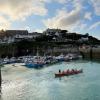 Ruderer im Hafen von Newquay: Hier liegt auch der Flughafen der Grafschaft Cornwall.