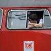 Ein Lokführer stützt sich auf das Fenster seiner Lok. dpa