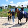Nora Kuhlins, Nachwuchsmeisterin auf ihrem Pony „GWH Josy“,gewann die schwäbische Meisterschaft im Springen der Klasse E. Mit der Titelträgerin freuen sich Sabrina Czernoch, die Vorsitzende der SVH-Abteilung Reiten und Fahren (Mitte),  und Trainerin Britta Rommel (links). 