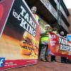 Beschäftigte und Gewerkschaftsmitglieder protestieren Ende Januar in Stade: Bei Burger King tobt ein harter Kampf. Der neue Besitzer von 91 deutschen Filialen überzieht Mitarbeiter mit einer Klagewelle.