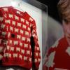 Der Pullover von Prinzessin Diana ist im Auktionshaus Sotheby's in London ausgestellt.