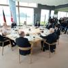 Die Staats- und Regierungschefs der G7 und die EU-Vertreter bei einem Arbeitsessen im Grand Prince Hotel.