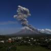 Der Vulkan Mayon auf den Philippinen spuckt Lava und Dampfwolken aus.