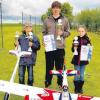 Der zehnjährige Luca Baumann (links) vom Mittelschwäbischen Luftsportverein wurde Sieger beim Elektro-Segelflug. 