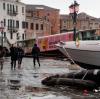 Gondeln und Boote wurden aus ihren Vertäuungen gerissen und trieben durch die Kanäle. Drei «Vaporetti», wie die Motorschiffe im öffentlichen Nahverkehr genannt werden, sanken.