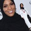 Die Säbelfechterin Ibtihaj Muhammad zeigt die Barbie, für die sie als Vorbild gedient hat. Die Puppe trägt den muslimischen Hidschab.