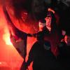 Rostocker Anhänger verbrannten einen Berliner Banner und zündeten Stadionsitze an.