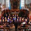 Ein beeindruckendes Konzert bot die Chorbande in der Pfarrkirche St. Laurentius. Modernes geistliches Liedgut und christliche Botschaften zogen sich als roter Faden in Musik und Texten durch den Abend. 	