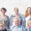 Sofie Schapfl (vorne, Mitte) feierte ihren 80. Geburtstag mit den Enkeln Laura und Patrick. Dahinter von links: Bürgermeister Thomas Riß, Tochter Helga, Enkelin Julia, Schwiegertochter Christine und Pater Alfred Nawa. 