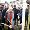 Naseer Ahmad von der „Ahmadiyya Muslim Jamaat“- Gemeinde, die Flüchtlingshelferin Marlene Schenck und der Stadtberger Bürgermeister Paulus Metz (von links) pflanzen einen Baum als Zeichen des Friedens. 