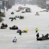 Auf einer überfluteten Straße in Houston werden Boote zur Evakuierung von Flutopfern eingesetzt.