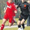 Michael Abele (rechts) bestritt alle 30 Punktspiele für den TSV Nördlingen. Hier fightet er mit Korbinian Beck (FC Memmingen II).  