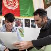 Der Afghane Zabiullah hatte Glück: er erhielt einen Ausbildungsplatz zum Einzelhandelskaufmann. Heilpädagoge Roi Kfir (re.) kümmert sich um den jungen unbegleiteten Flüchtling.