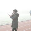 Rund 250 Teilnehmer gingen beim 37. Aichacher Dreikönigslauf bei Sonnenschein an den Start. Stadionsprecherin Agnes Hartl.