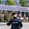 Aktivistinnen vom Augsburger Klimacamp haben vor einem Gebäude des Fernsehsenders ProSieben gegen die Fernsehshow "Germany's Next Topmodel" demonstriert.