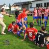 Sektdusche gefällig? Beim SV Donaualtheim feierten Mannschaft und Fans gemeinsam den A-Klassen-Meistertitel. Foto: Karl Aumiller