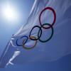 Eine olympische Flagge weht in Tokio.