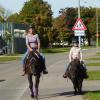 In der VG Syrgenstein gehen immer mal wieder Beschwerden wegen Pferdekot ein. Auf dem Bild reiten Angie Heißwolf (links) und Johanna Schelle.