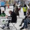 Stockholm im Frühjahr: Menschen sitzen in den Straßencafés, Masken sind kaum zu sehen. Doch die Bilanz ist zwiegespalten. 