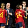 Spaniens Irene Paredes (l) erhält die Goldmedaille von FIFA-Präsident Gianni Infantino (2.v.l) während der Medaillenzeremonie nach dem Finale.