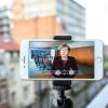 Bundeskanzlerin Angela Merkel (CDU) wird auf einem Display auf einem Handy gezeigt, während einer Rede für das Online-Gipfeltreffen zur Klimaanpassung.