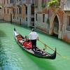 Für manchen der Traum eines Antrags: romantisch bei einer Gondelfahrt in Venedig. 
