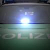Beinahe wäre ein betrunkener 18-Jähriger in Asbach-Bäumenheim ins Gleisbett gestürzt. Die Polizei nahm in mit aufs Revier. (Symbolbild). 