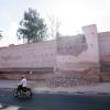 Ein Mann fährt nach dem Erdbeben an der beschädigten Mauer der historischen Medina in Marrakesch vorbei.  .