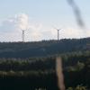 Die Gemeinde Fuchstal will im Gemeindewald drei weitere Windräder bauen lassen. Seit 2016 gibt es dort bereits vier Anlagen. Das Thema kommt am Donnerstag erstmals auf die Tagesordnung im Gemeinderat.