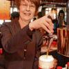 38 Jahre lang hat Jenny Weigl Gäste im Kings-Road-Pub in Dillingen bewirtet. Das Foto zeigt sie im Jahr 2016 beim Zapfen ihres letzten Biers.  	
