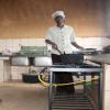 In dieser spärlich ausgestatteten Schulküche im Südosten von Kenia werden täglich 400 Kinder mit Mahlzeiten versorgt. Mit finanzieller Hilfe aus dem Donau-Ries-Kreis soll die Küche erweitert werden.