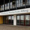 Die Realschule Affing wird zu 30 Prozent von Schülerinnen und Schülern aus Augsburg besucht. Dort wird nun eine neue Realschule gebaut. Das hat Folgen für Affing.