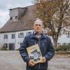 Franz Huster hat sich mit der Geschichte seines Heimatorts Heinrichshofen befasst. Herausgekommen ist ein 330 Seiten umfassendes Buch. Im Hintergrund (oben): die Alte Mühle. 
