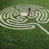 Ein Labyrinth zur Trauerbewältigung soll in Aichach entstehen. Planen soll es der Spezialist Gernot Candolini, der auch dieses Labyrinth in Maria Alm bei Saalfelden entworfen hat.