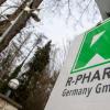 Der Firmensitz von R-Pharm Germany in Illertissen ist durch einen Zaun geschützt. Der Mutterkonzern produziert den Impfstoff Sputnik V. 