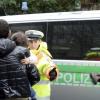 Szene beim Abschiebe-Versuch: Die Familie aus dem Kosovo wird zu einem Polizeibus geführt – eine Polizistin bringt einen verlorenen Kinderschuh. 