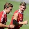 Mario Götze (l), hier mit Bastian Schweinsteiger, konnte nach seinem erlittenen Kapselriss wieder am Training teilnehmen.