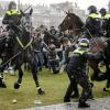 Die niederländische Polizei hat bei Protesten gegen die Corona-Maßnahmen am Museumsplatz in Amsterdam alle Hände voll zu tun. Die Ordnungshüter bekamen von Pferden, Hunden und Wasserwerfern Unterstützung.