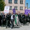 Mehrere hundert Menschen – vorneweg viele Geistliche – zogen schweigend durch die Kemptener Innenstadt, um gegen den Strafbefehl gegen den Immenstädter Pfarrer Uli Gampert zu protestieren. 