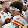 Kansas City Chiefs Tight End Travis Kelce (l) und Quarterback Patrick Mahomes feiern den Sieg. Die Kansas City Chiefs besiegten die Philadelphia Eagles mit 38:35. 

