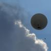 Ein Wetterballon mit einer Radiosonde steigt in den Himmel.